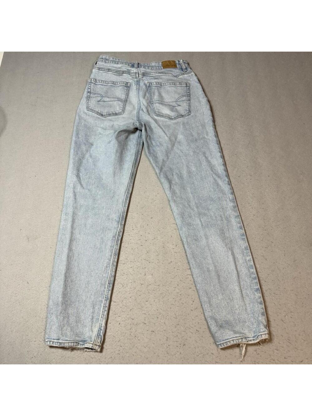 American Eagle Strigid Mom Jeans Womens Size 2 Light Wash Distressed Hem - Picture 11 of 14